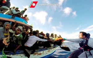 Hàng trăm người đã bị nhốt trên con tàu bị lật tại Địa Trung Hải